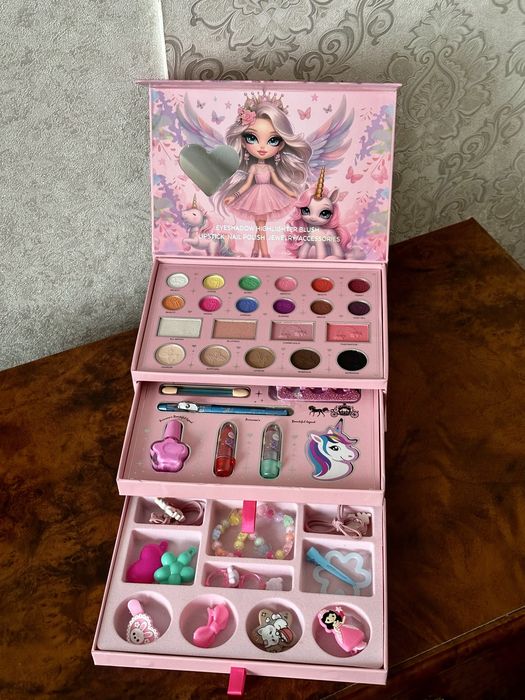 Набір дитячої косметики для макіяжу та манікюру, прикраси.