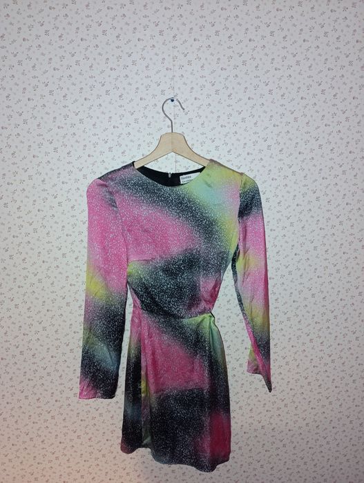 Sukienka 34 xs Bershka krótka różowa gradient mini wycięcie z wycięcie