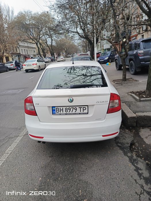 Продам официальную Шкода Октавия 2012 года.