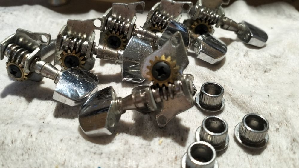 Assessórios variados de guitarra elétrica  e outros