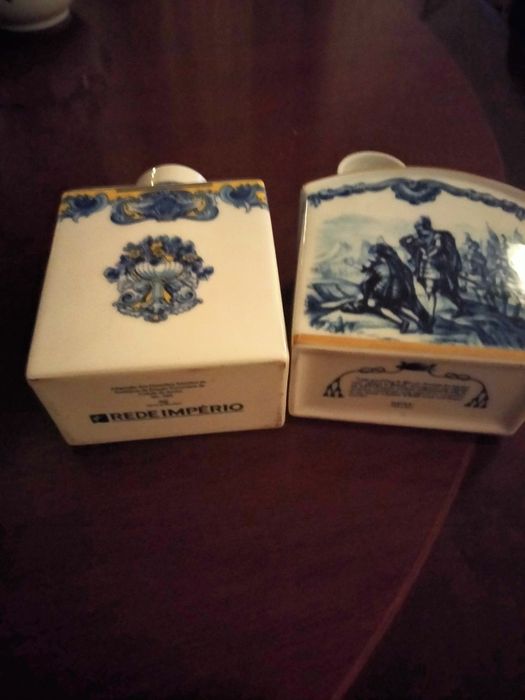 Vendo 2 frascos imitação Vista Alegre