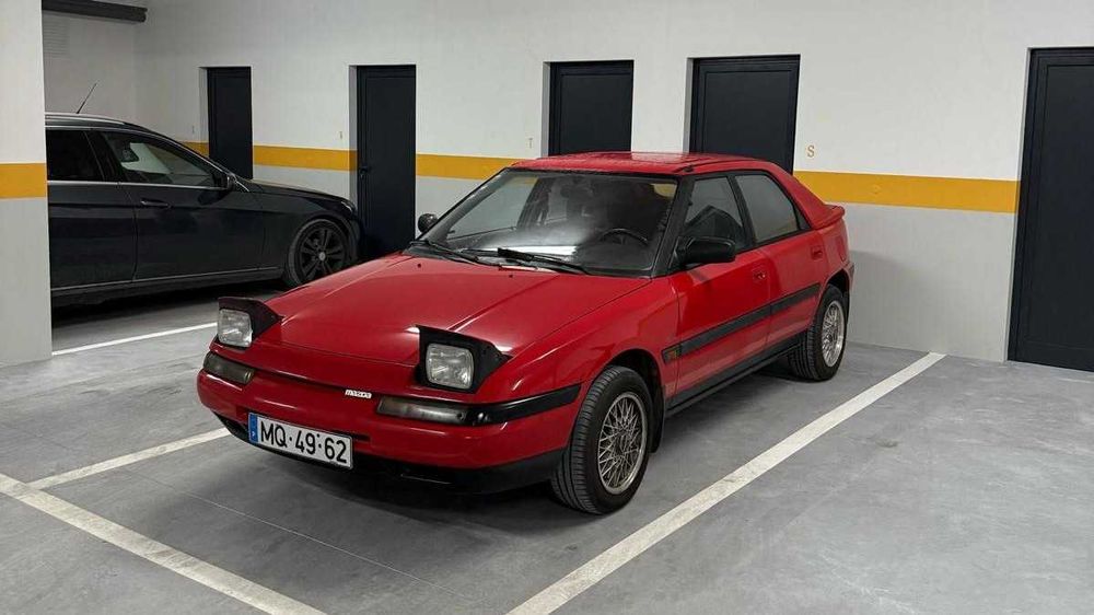 Mazda 323f Vermelho