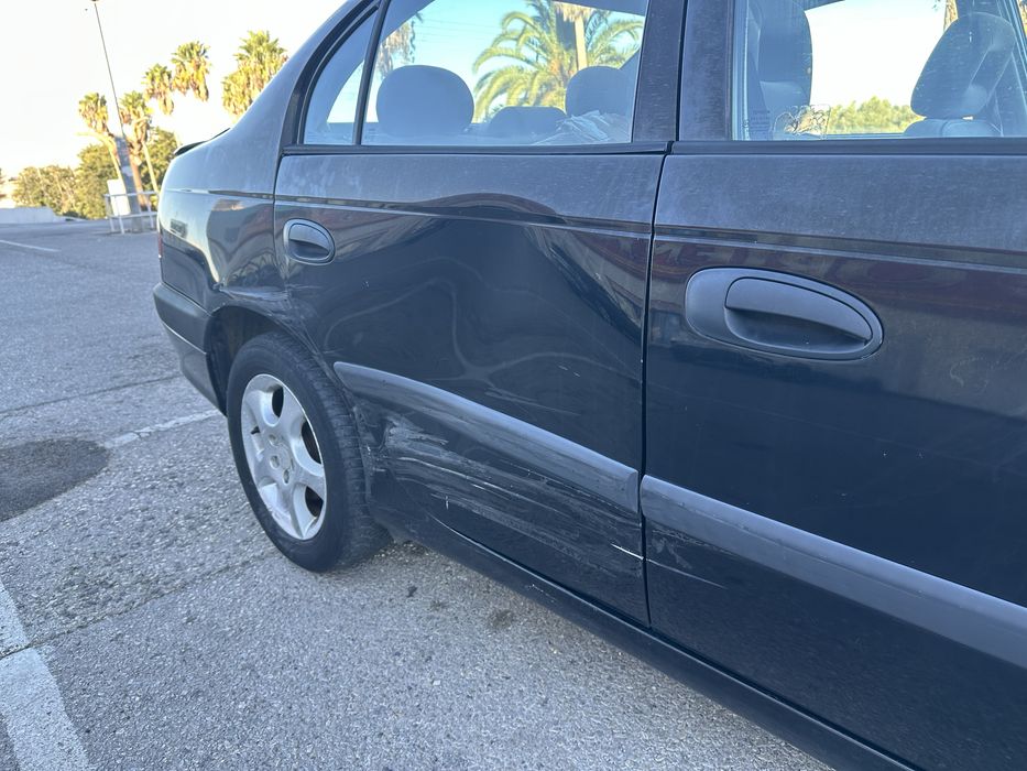 Toyota avensis 1.6 — photo 3