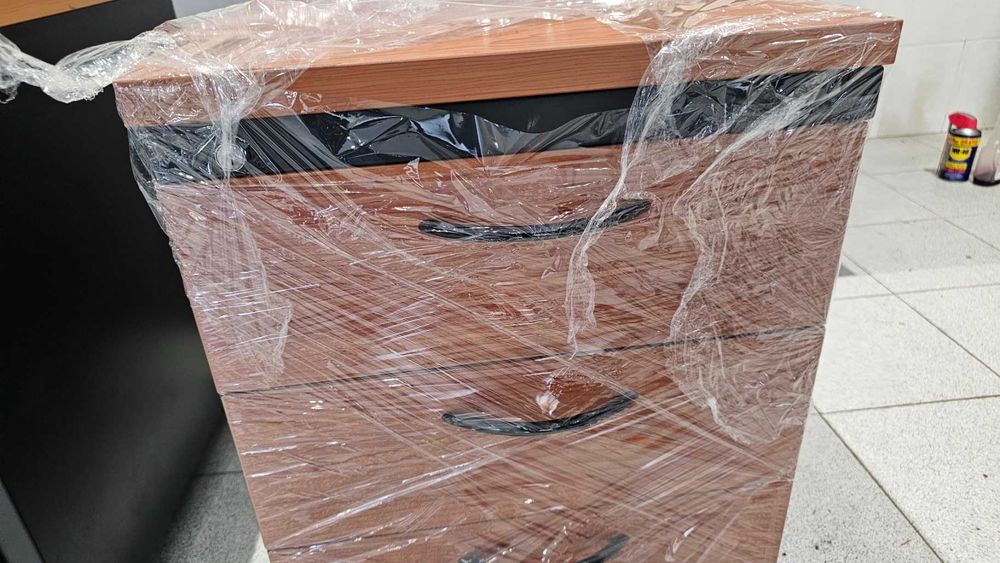 Dois moveis de metal e madeira como novos