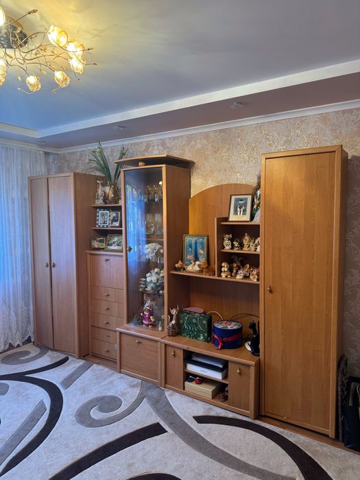 Шафа-стінка у вітальню