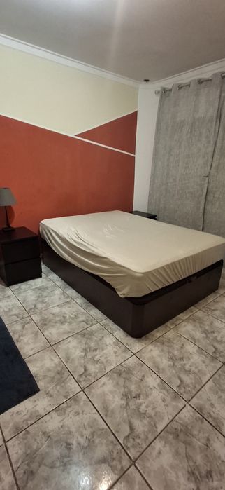 Cama casal com colchão e criados mudos