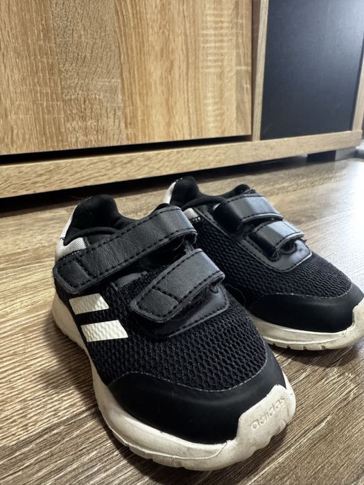 Дитячі кросівки adidas в гарному стані. Розмір 21.