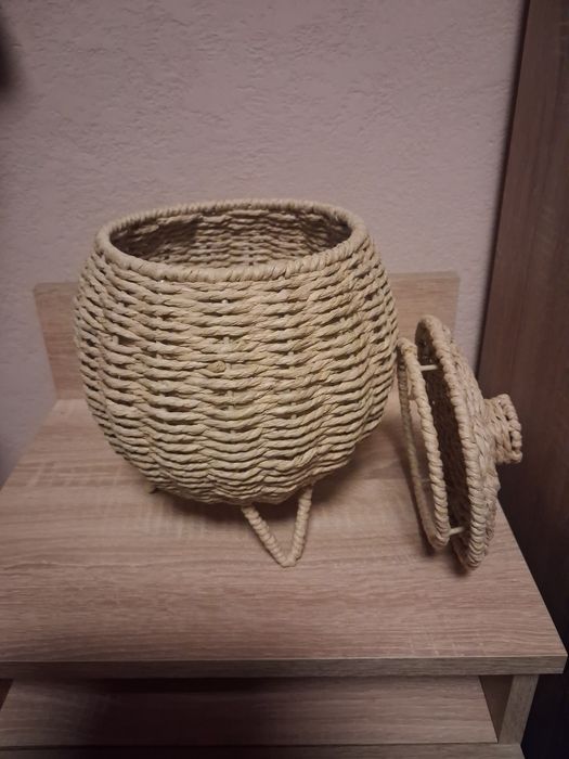 Nowy koszyk wiklinowy na stelażu