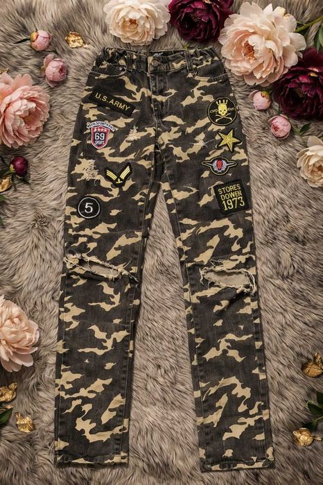 Jeansy moro z naszywkami stan bardzo dobry rozmiar L (pasuje na M){89}