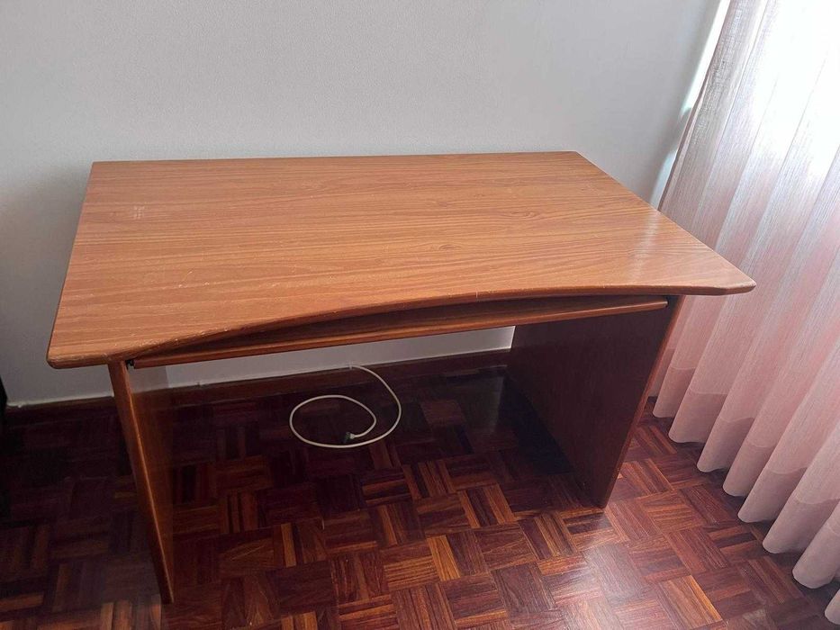 Secretária de madeira pinho mel, com prateleira deslizante