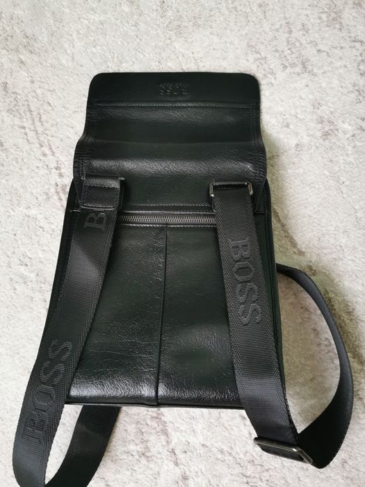 Продам чоловіча  сумку кожаную через плече шкіряна  кожа Hugo Boss ори