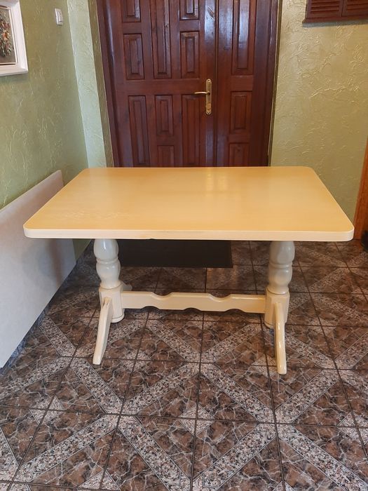 Продам дубовий  кухонний стіл