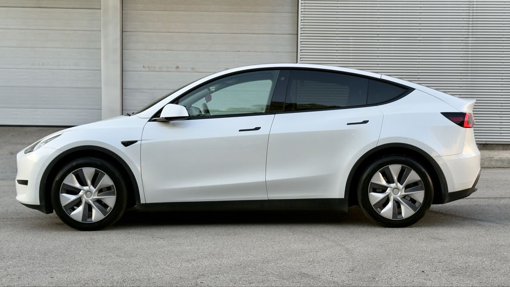 Tesla Model Y  Standard RWD 300cv - Iva dedutivel