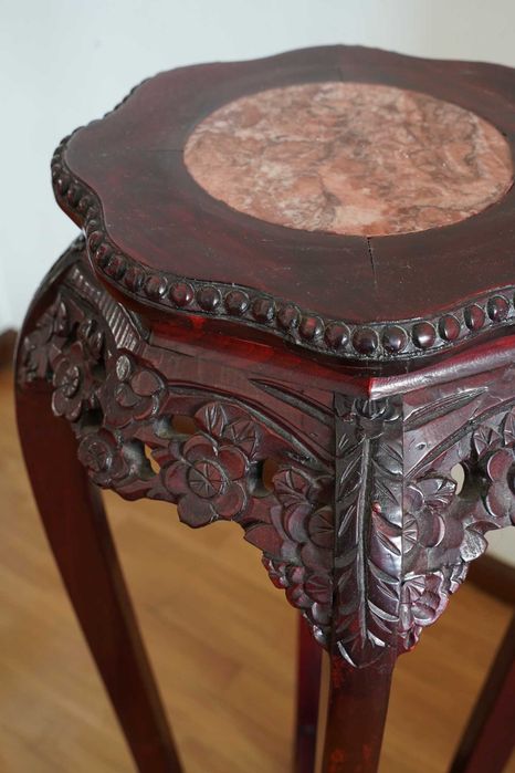 Suporte de exposição de madeira oriental com tampo de mármore
