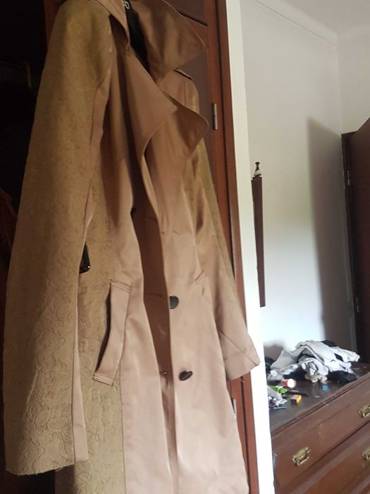 Vendo lindo casaco impermeável para todas as estações.