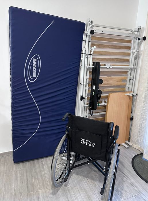 Cama articulada, colchão e cadeira de rodas