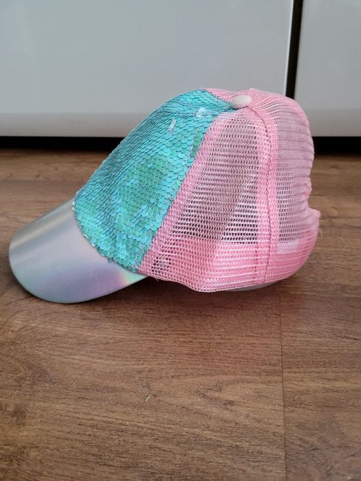 Czapeczka z daszkiem z cekinami i siateczką 56 dla dziewczynki