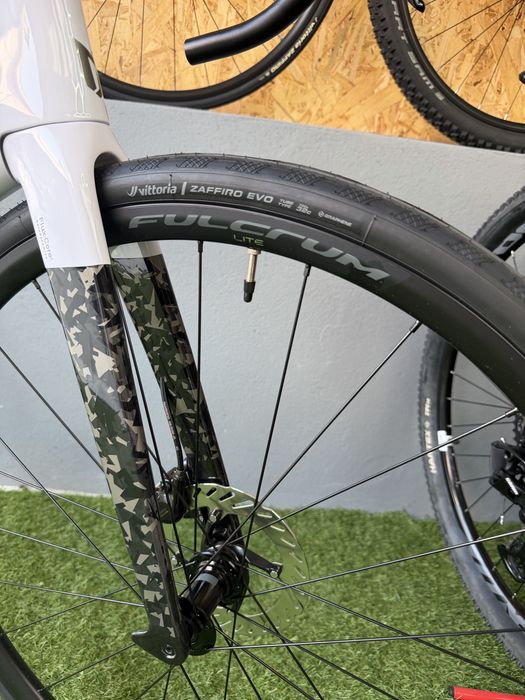 Novas coluer carbono invicta 2027