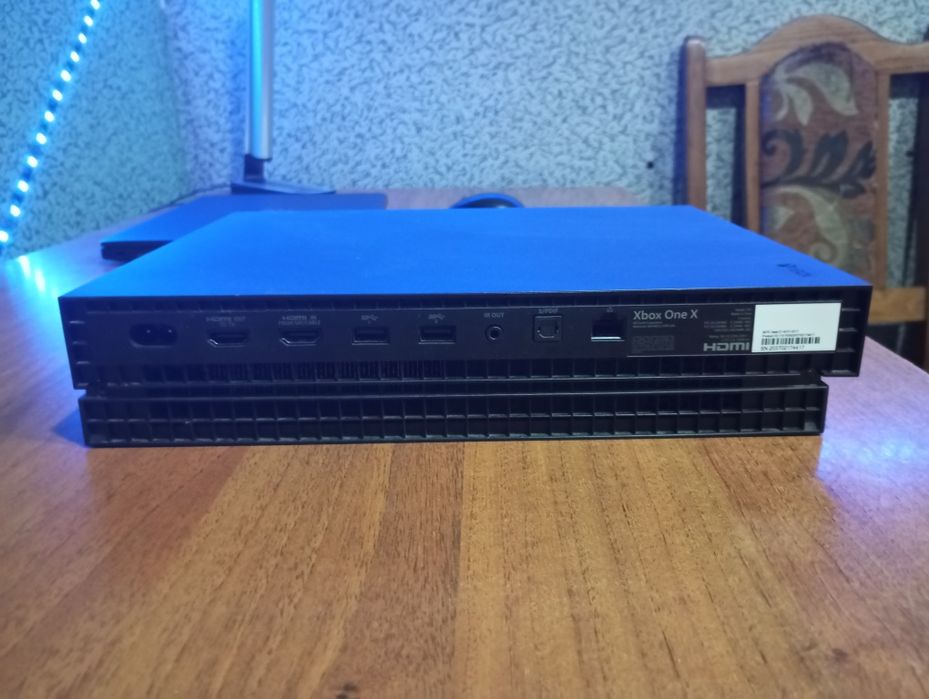 Продам Xbox One X на 1 tb