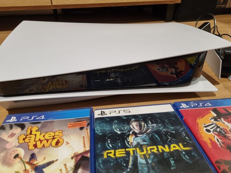 PS5 z napędem 2TB + 2 pady + Ładowarka + 4 gry