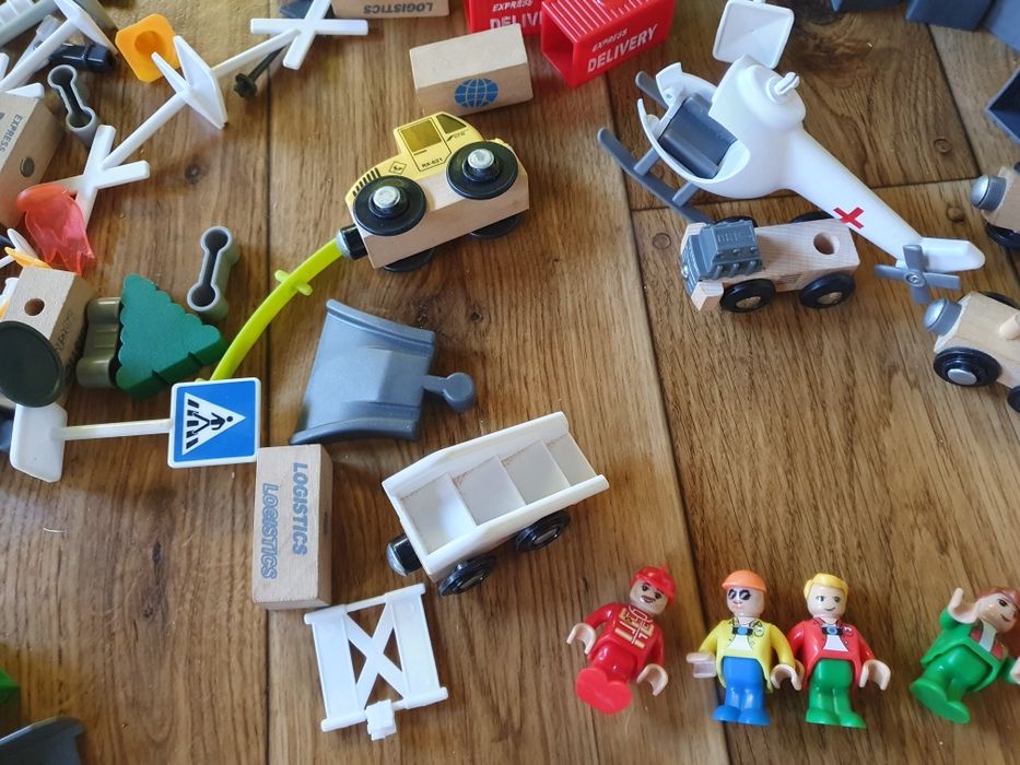 Kolejka drewniana plus mnostwo akcesorii. Pociagi. Figurki. Znaki