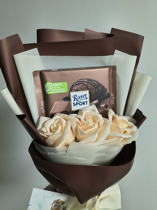 Bukiet prezentowy z czekoladą Ritter Sport i różami mydlanymi  kremowy