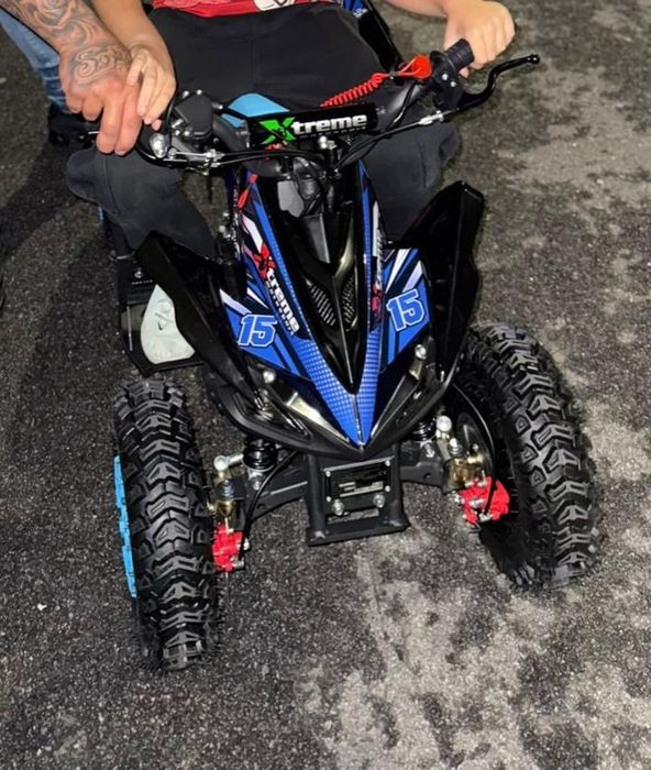 Vendo moto4 para criança a gasolina, foi usada apenas 2x, esta como nova. Tem a parte da frente para montar que eu desmontei para guardar.
