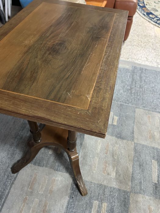 Mesinha em castanho com embutidos