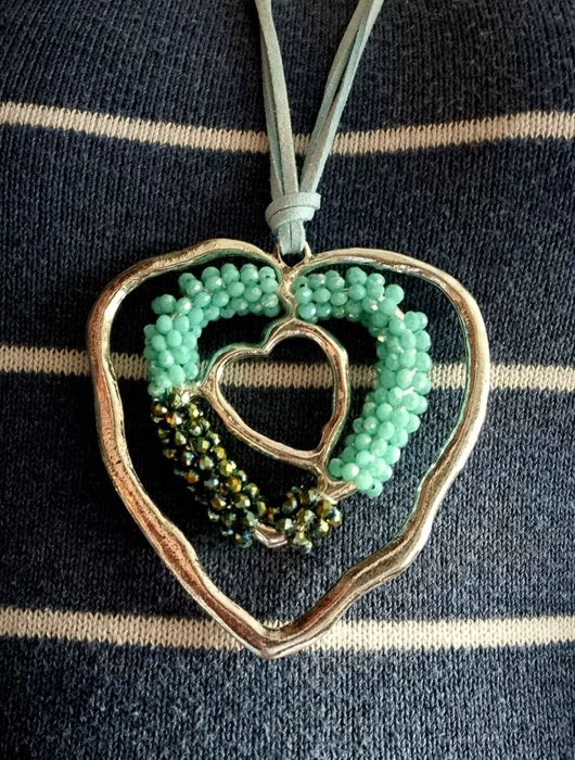 Colar comprido em tons de azul e com um coração com missangas.