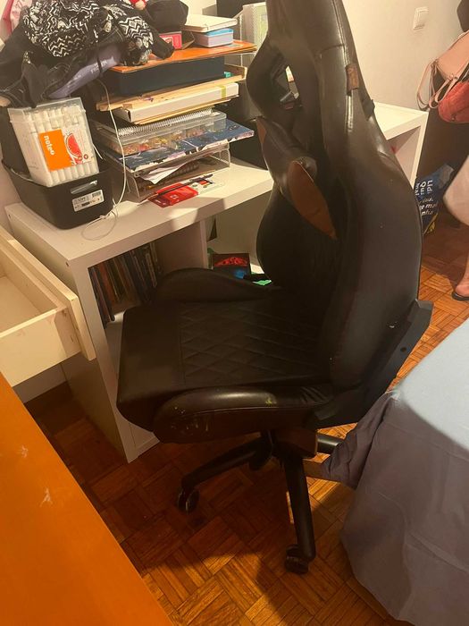 Secretaria e cadeira