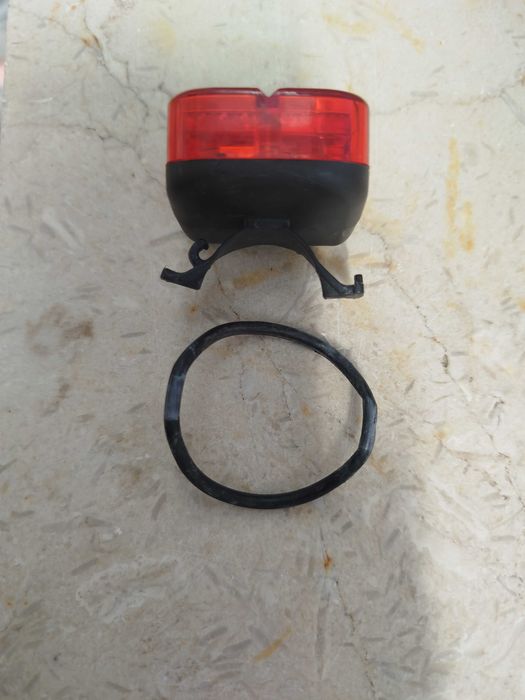 Luz traseira para bicicleta ou trotinetes.