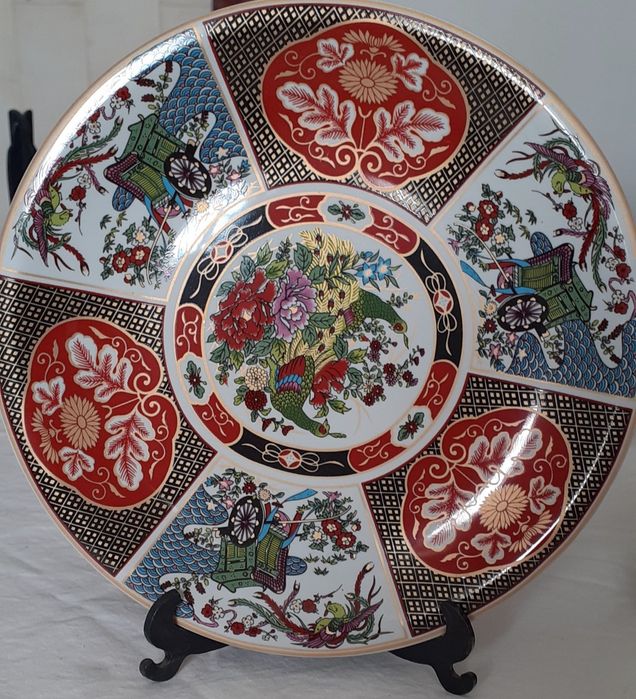 Par de pratos decorativos em porcelana japonesa, padrão Imari