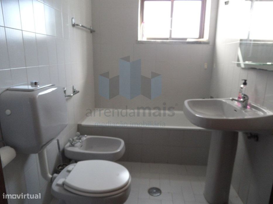 Arrenda-se Apartamento T3 + garagem fechada em Coimbra