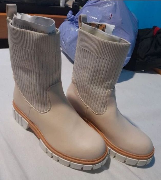 Botas novas nunca usadas tenho dois pares  n39 e número  40