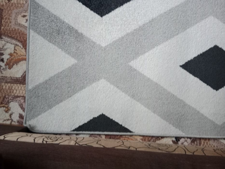 Dywan biało-szaro czarny  133 x 195 cm