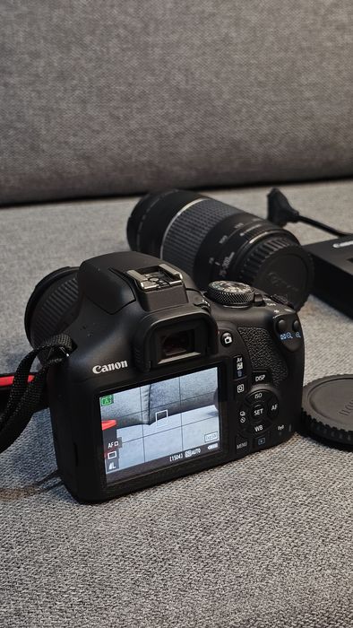 Maquina fotográfica Canon 2000D 18-45mm + 75-300mm