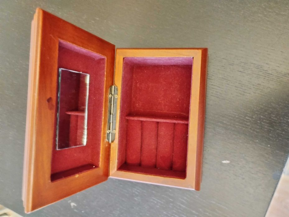 Drewniana kasetka na biżuterię