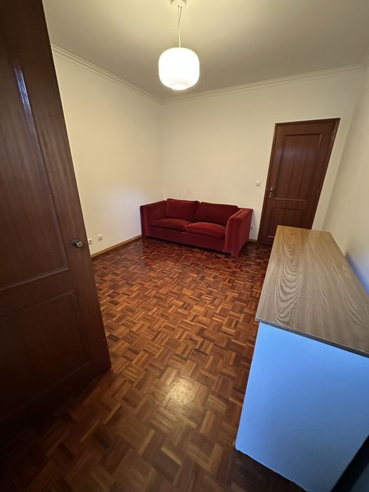Quarto casal/ solteiro perto da estaçao Cacém