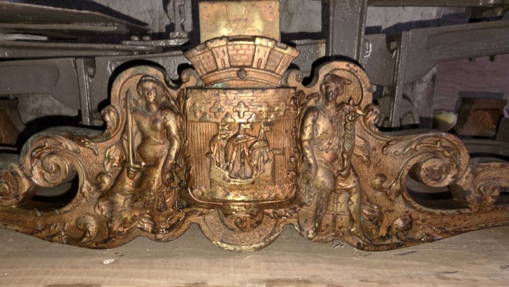 Balança Antiga Roberval Bronze com Brasão - 2 Pratos + Pesos - Peça de Coleção