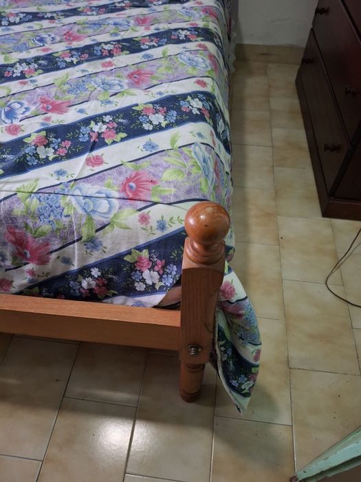 Cama em pinho mel em excelente estado + colchão