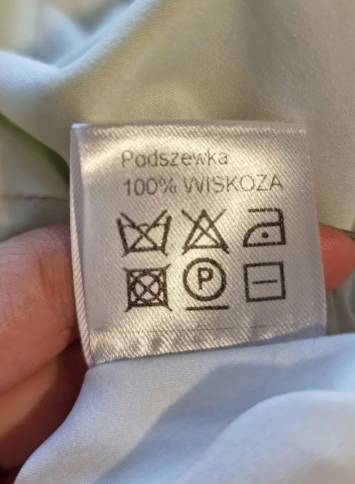 Elegancka biała sukienka midi we wzory M