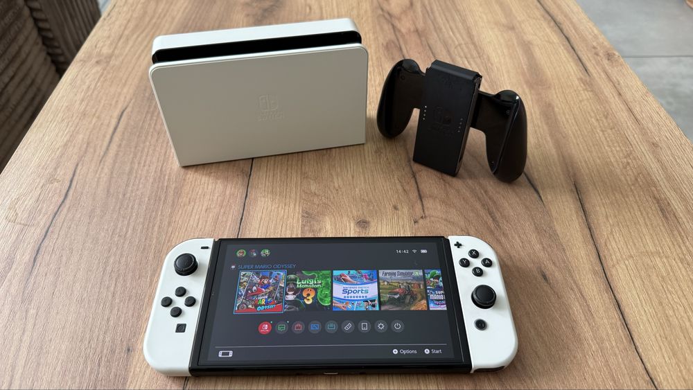 Konsola Nintendo Switch OLED + etui + gra w super stanie!