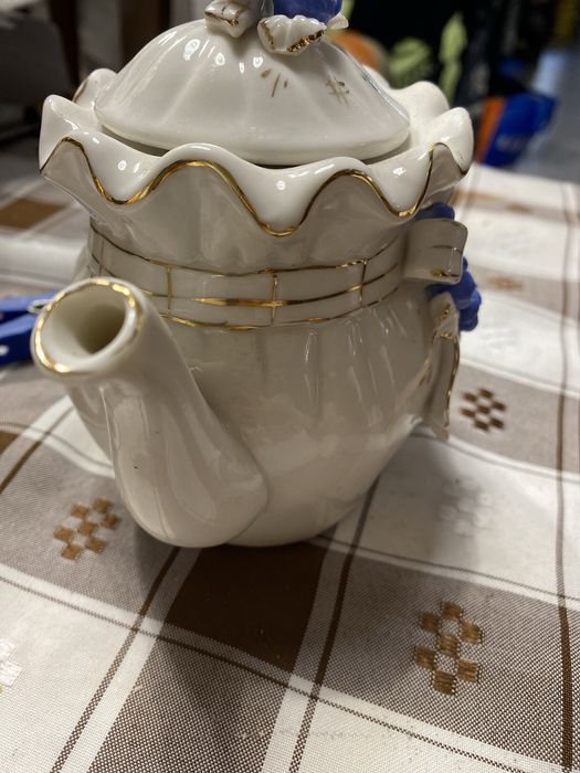 Bule decorativo de cerâmica pintado à mão com flores azuis