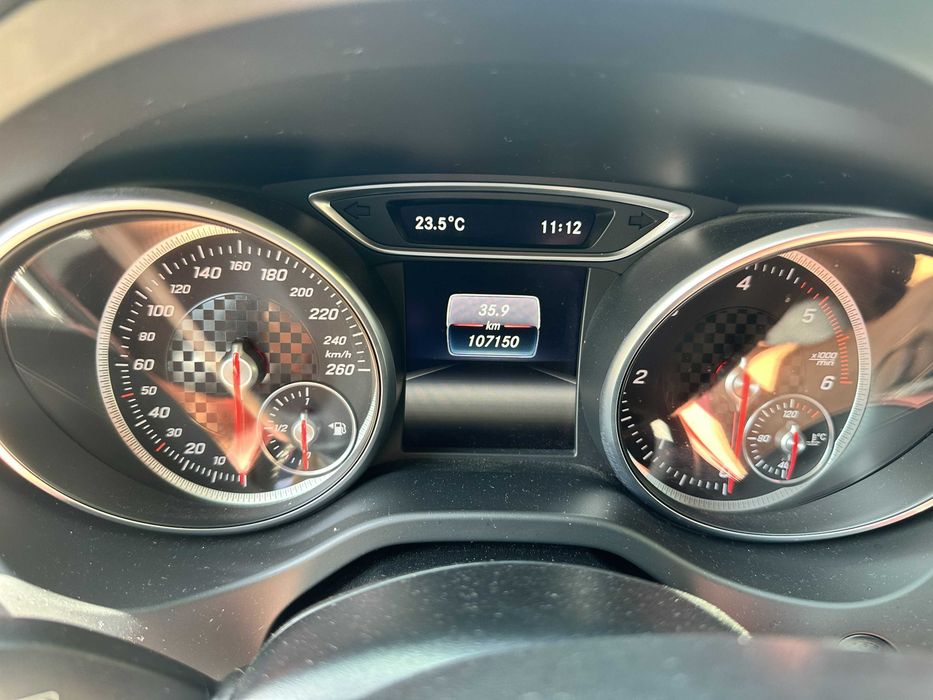 Mercedes A180d Activity Edition como novo