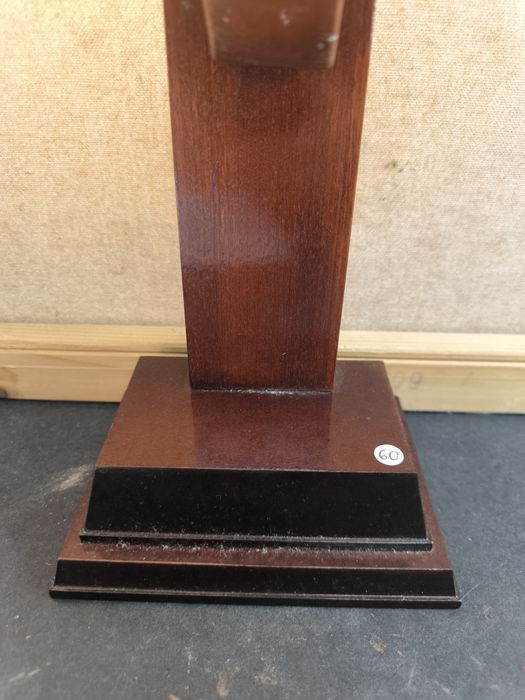 Imponente Crucifixo de Mesa em Madeira e Marfinite