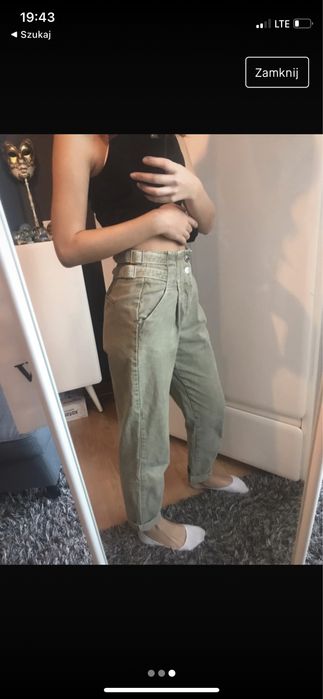zielone jeansy mom fit