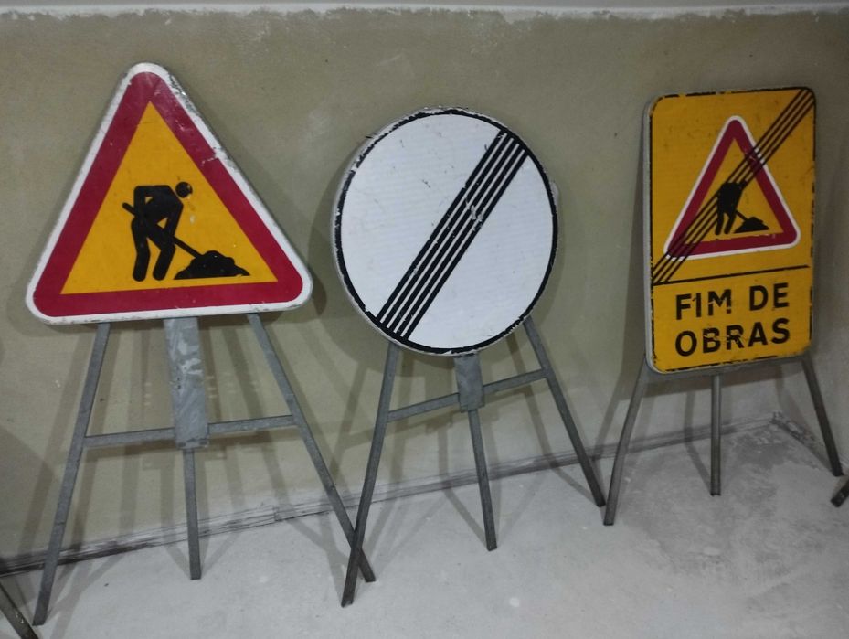 Sinalização de obras completa