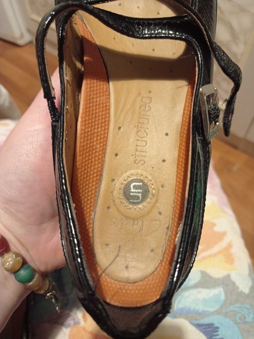 Idealne lakierki Clarks 38, wkł. 24,3.