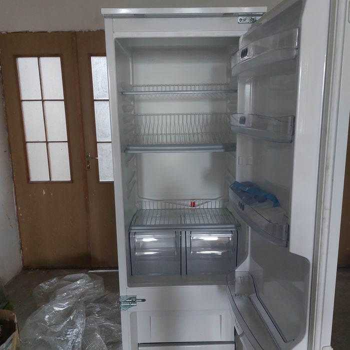 Холодильник  встраевымый
