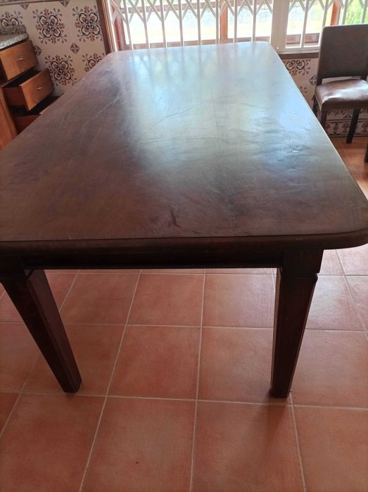 Mesa de jantar antiga em madeira maciça